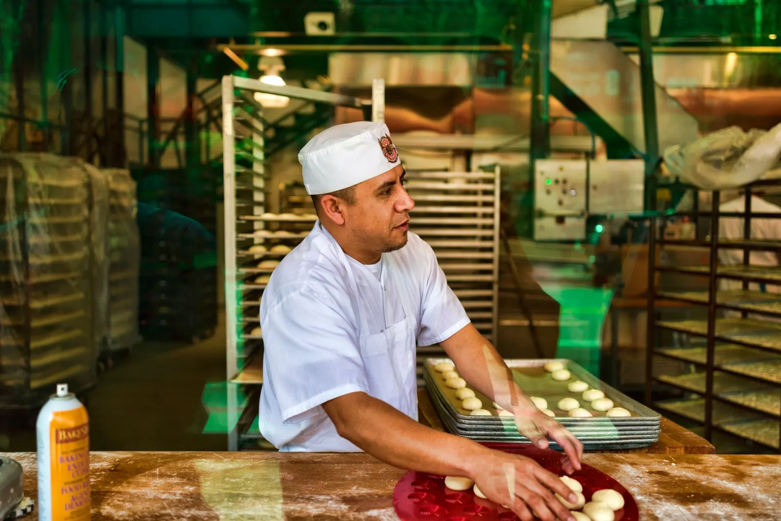 Boulanger faconnant la pate sur le plan de travail du fournil